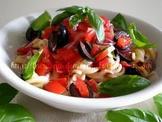 Fusilli con tartare di datterini e olive nere