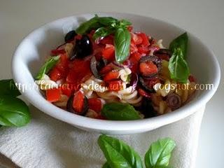 Fusilli con tartare di datterini e olive nere