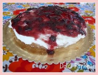 Torta fredda allo yogurt con confettura di ciliegie