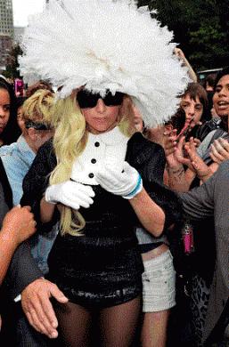 Lady Gaga con un look firmato Louis Vuitton Lady Gaga con un look firmato Louis Vuitton