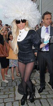 Lady Gaga con un look firmato Louis Vuitton Lady Gaga con un look firmato Louis Vuitton