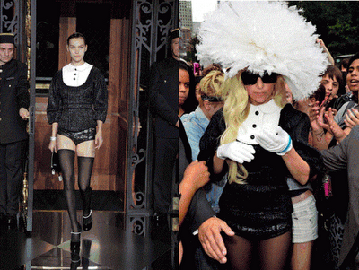 Lady Gaga con un look firmato Louis Vuitton Lady Gaga con un look firmato Louis Vuitton