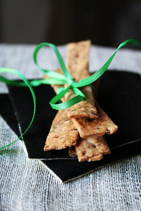 Crackers alla farina di segale e semi di lino