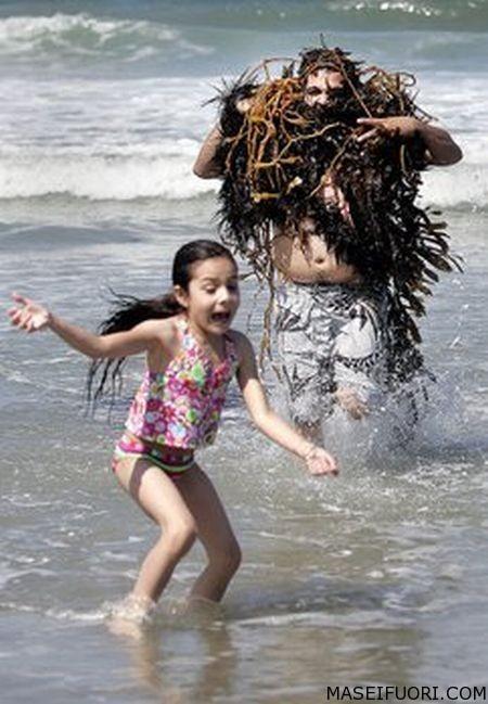 mostro marino – avvistato mostro in spiaggia – bagnanti in fuga