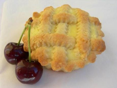 Mini Crostata con ricotta e ciliegie