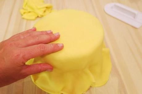 TUTORIAL: come rivestire una torta con pasta di zucchero – parte II