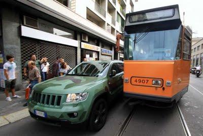 Milano da pere: Lapo Elkann blocca il tram