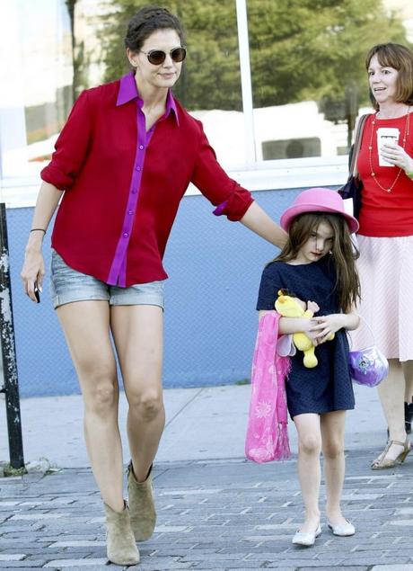 Katie Holmes lascia indossare alla figlia Suri il rossetto all’asilo