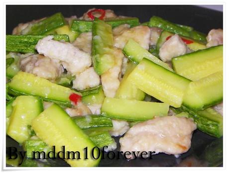 BOCCONCINI DI MAIALE PICCANTI CON ZUCCHINE BOCCONCINI DI MAIALE PICCANTI CON ZUCCHINE