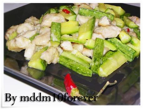 BOCCONCINI DI MAIALE PICCANTI CON ZUCCHINE BOCCONCINI DI MAIALE PICCANTI CON ZUCCHINE