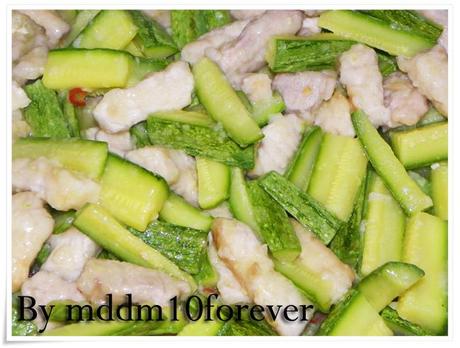 BOCCONCINI DI MAIALE PICCANTI CON ZUCCHINE BOCCONCINI DI MAIALE PICCANTI CON ZUCCHINE