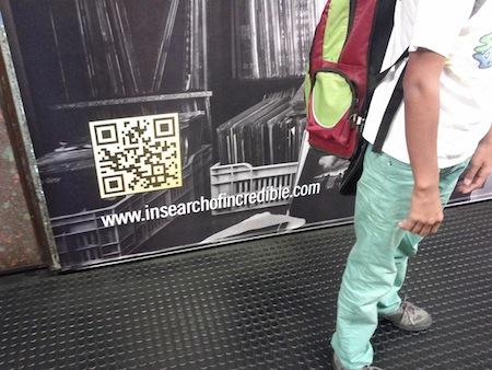 IL QR Code rasoterra cerca l'incredibile (teaser). IL QR Code rasoterra cerca l'incredibile (teaser).