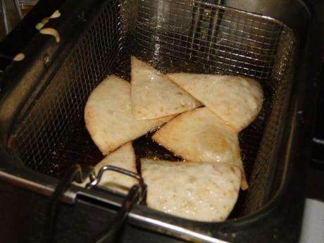 Triangoli di tortillas fritti