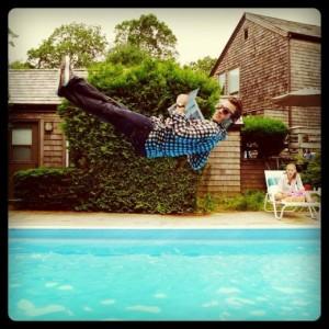 Tuffo in piscina da un trampolino…particolare!