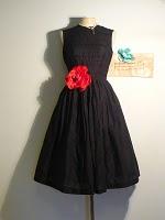 WE love VINTAGE petite robe noir!