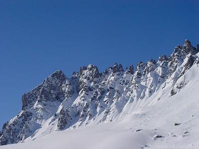 Giornata molto calda. I palazzi, che sembrano vegliare l'...