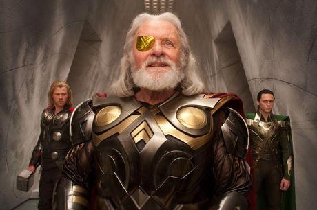 Thor insieme al padre Odino e al fratello Loki 