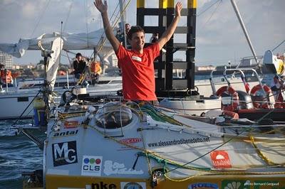 Alessandro Di Benedetto ha concluso il giro del mondo a vela in solitario su una barca di 6,5 m