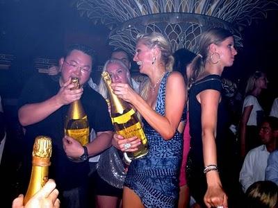 Paris Hilton Spende 350.000 EURO in Champagne!!! :O