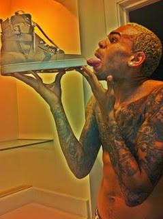 Chris Brown scambia la fan prediletta per un lecca lecca
