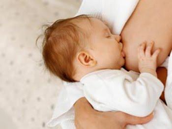 La poppata al seno favorisce il sonno dei bambini. Perché?