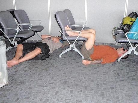 Dormire in aeroporto - I racconti più divertenti -