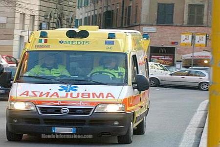 ambulanza Viareggio: Entra in chiesa e si strappa gli occhi