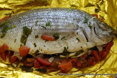 Occhiata in cartoccio magicofilm con pomodori, capperi di Pantelleria, Sherry fino e foglie di sedano