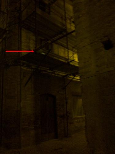 Lo strano caso della casa disabitata (con impalcatura) di via Don Minzoni montegranaro, centro storico, impalcatura,