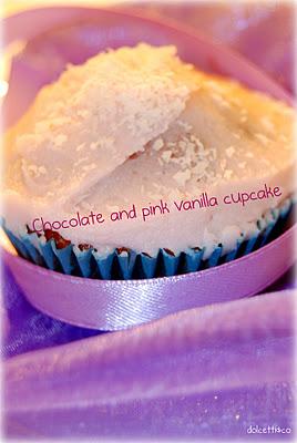 Cupcake al cioccolato con frosting alla vaniglia