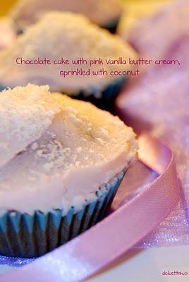 Cupcake al cioccolato con frosting alla vaniglia