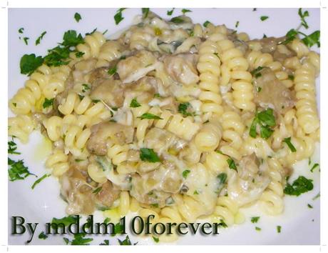 FUSILLI BUCATI CON MELANZANE E MOZZARELLA FUSILLI BUCATI CON MELANZANE E MOZZARELLA