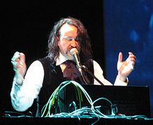 http://upload.wikimedia.org/wikipedia/commons/thumb/d/de/2007-05-24_Alexander_Hacke_live.jpg/220px-2007-05-24_Alexander_Hacke_live.jpg