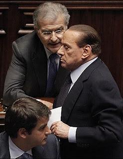 Bossi a berlusconi: ti tengo per le palle