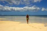 ragazza in spiaggia a Tongatapu