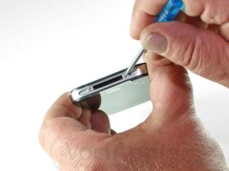 smontaggio viti L’iPhone 4S fatto a pezzi:studiamolo dall’interno!