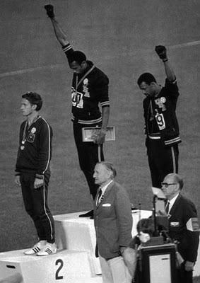 Black Power : i pugni alzati di Tommie Smith e John Carlos Black Power : i pugni alzati di Tommie Smith e John Carlos