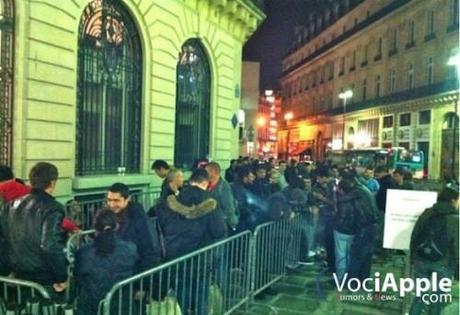 apple-store-parigi-vociapple Code davanti a tutti gli Apple Store per il lancio dell’iPhone 4s