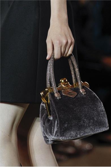 Gli Accessori in Dettaglio Direttamente dalle Sfilate per la P/E 2012 Gli Accessori in Dettaglio Direttamente dalle Sfilate per la P/E 2012