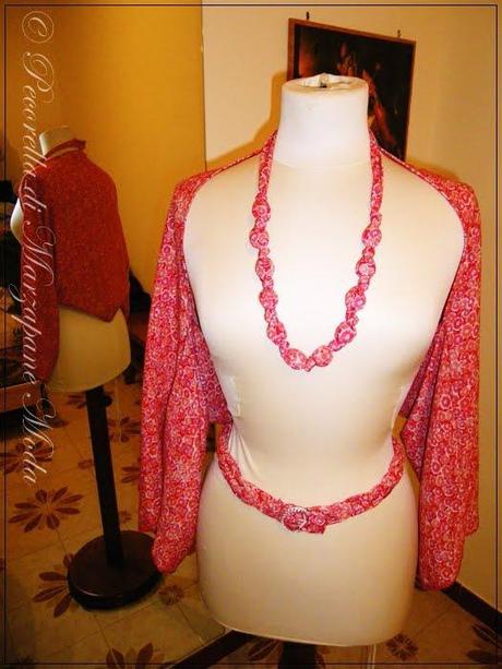 Coprispalle, collana e cinta in pandan Coprispalle, collana e cinta in pandan