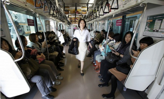 FOTO DEL GIORNO 17 OTTOBRE 2011 : TRENI PER SOLO DONNE A TOKYO