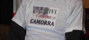 Napoli: la t-shirt “meglio vivi e contro la camorra” in-veste anche il progetto della Pennarola
