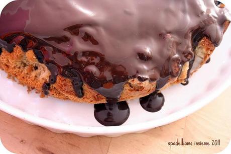 TORTA CON PERE E NOCI RICOPERTA DI CIOCCOLATO