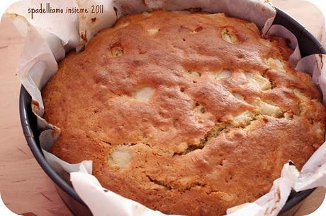 TORTA CON PERE E NOCI RICOPERTA DI CIOCCOLATO