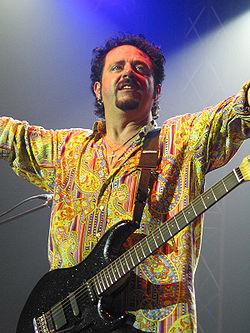 http://upload.wikimedia.org/wikipedia/commons/thumb/f/f3/Steve_Lukather_front.jpg/250px-Steve_Lukather_front.jpg