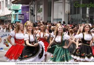 Costume tipico bavarese da donna all' Oktoberfest di Blumenau