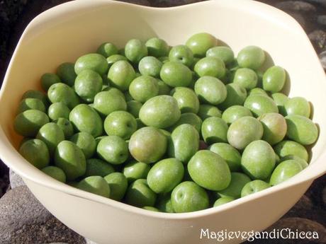 Alivi scacciati e cunzati (olive schiacciate condite)!