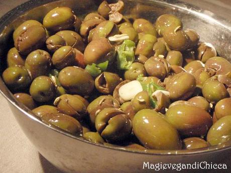 Alivi scacciati e cunzati (olive schiacciate condite)!
