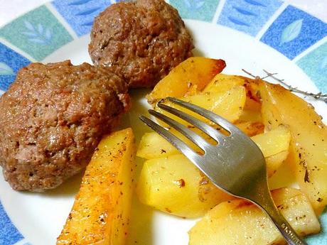 polpette con patate al forno (biftekia me patates ston fourno)