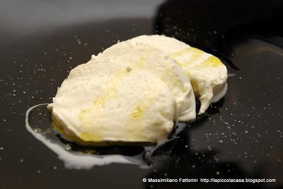La ricetta non ricetta: Mozzarella di bufala campana dop con sale grigio di Guérande al tartufo nero e olio extra vergine di oliva toscano.
